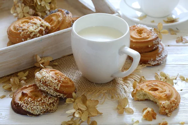 Milch Mit Keksen Auf Einem Weißen Holztisch — Stockfoto