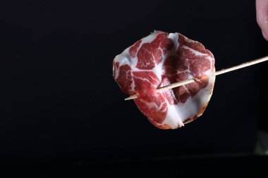 Hamburger için hamon dilimi siyah arkaplan üzerinde