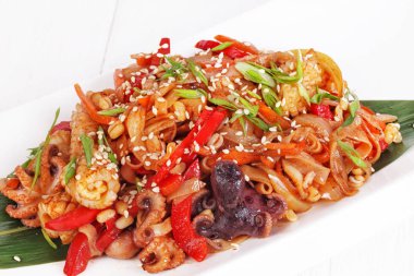 Sıcak salata tavuk ve sebze ile