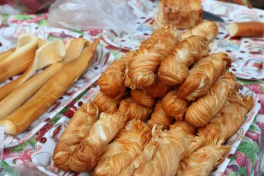 Tezgahta tütsülenmiş peynir. Sokak peyniri ticareti.