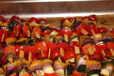 Küçük tahta şişler üzerinde sebze şişleri. Resepsiyon