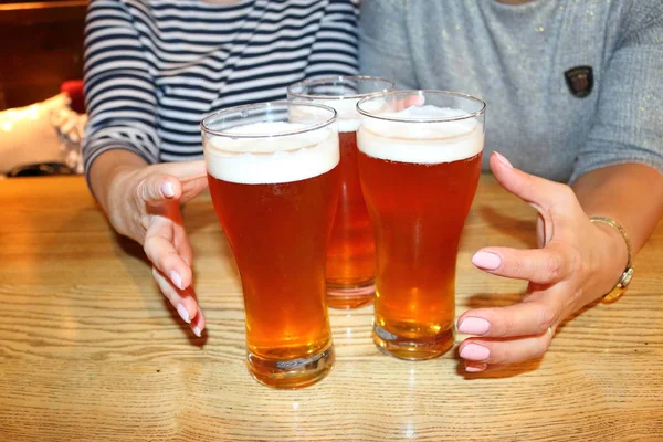 Γυναικεία Χέρια Ποτήρια Μπύρας — Φωτογραφία Αρχείου