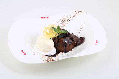 Çikolatalı kek ve dondurmayla dolu.