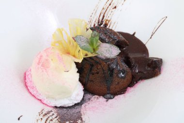 Dondurmalı çikolatalı kek.