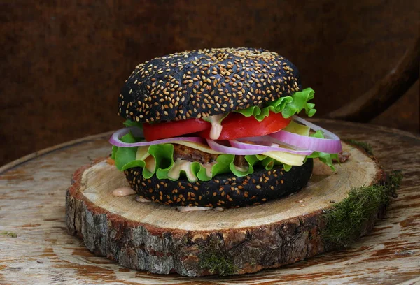 Czarny Burger Burger Kotletem Sosem Warzywami — Zdjęcie stockowe
