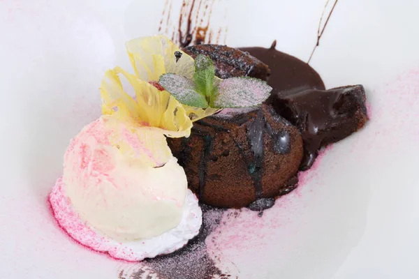 Chocolate Muffin Filled Liquid Chocolate Ice Cream — Stock Photo, Image