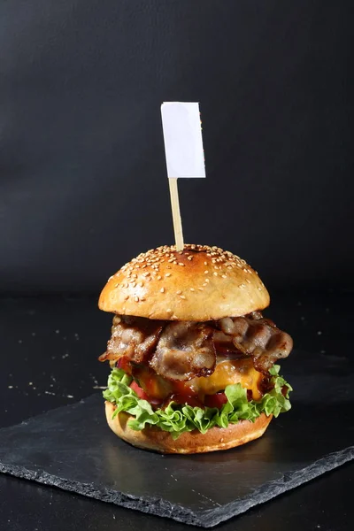 Burger Kotletem Bekonem Sosem Serem Warzywami — Zdjęcie stockowe