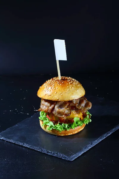 Burger Mit Schnitzel Speck Soße Käse Und Gemüse — Stockfoto