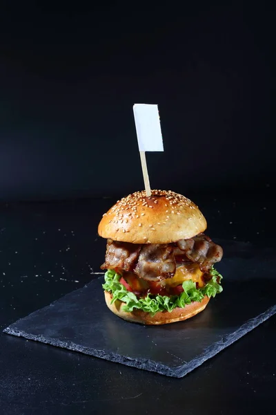 Burger Mit Schnitzel Speck Soße Käse Und Gemüse — Stockfoto