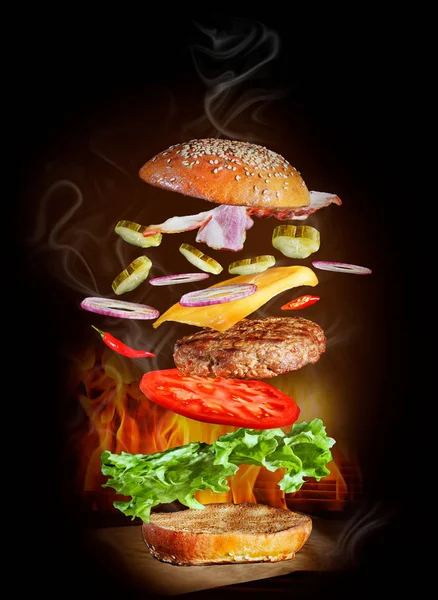 Fliegende Zutaten Von Rindfleisch Burger Mit Speck Auf Schwarzem Hintergrund — Stockfoto