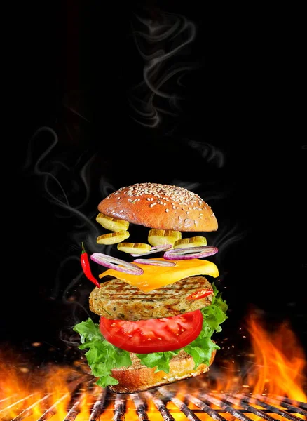 Chicken Burger Fliegende Zutaten Auf Schwarzem Hintergrund — Stockfoto