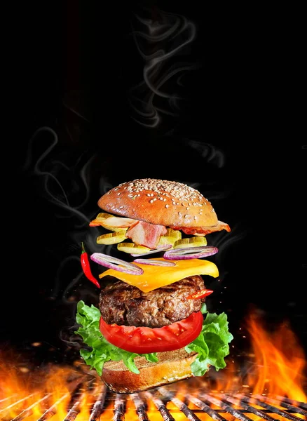 Burger Dourado Ingredientes Voadores Fundo Preto — Fotografia de Stock