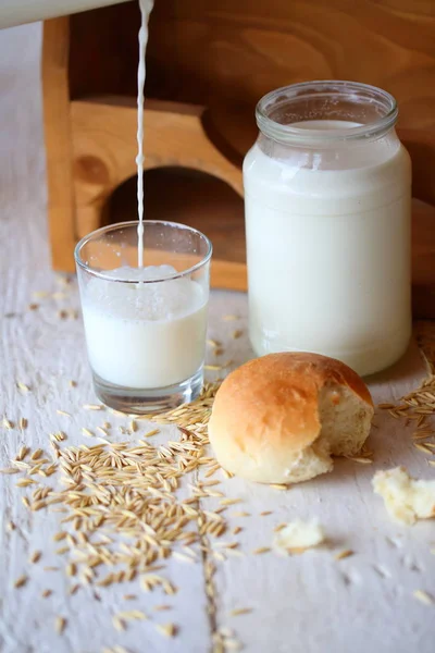 Milk Poured Glass Fluid Dynamics Milk Bread — Stock Photo, Image