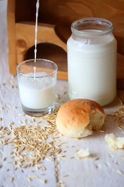 Een Stroom Melk Wordt Een Glas Gegoten — Stockfoto