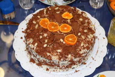 Fındıklı, kakaolu ve portakallı kek..