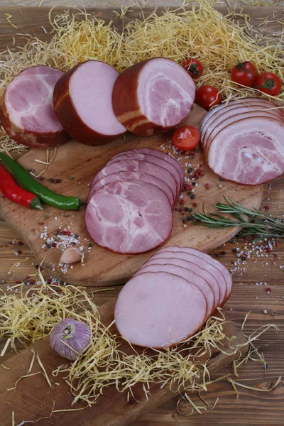 Geassorteerde Spek Ham Olijven Bruine Houten Tafel — Stockfoto