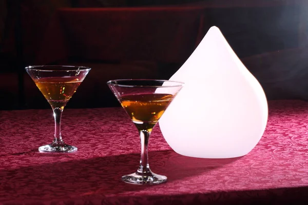 Martini Vasos Una Lámpara Blanca Sobre Mesa — Foto de Stock