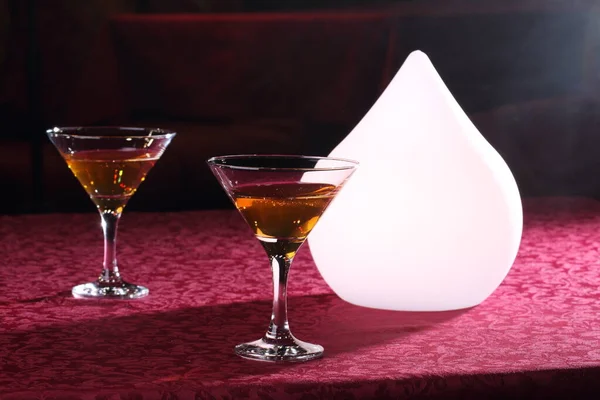 Martini Vasos Una Lámpara Blanca Sobre Mesa — Foto de Stock