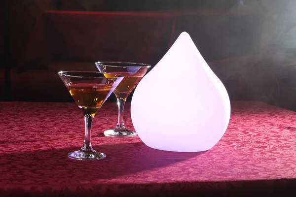 Martini Vasos Una Lámpara Blanca Sobre Mesa — Foto de Stock