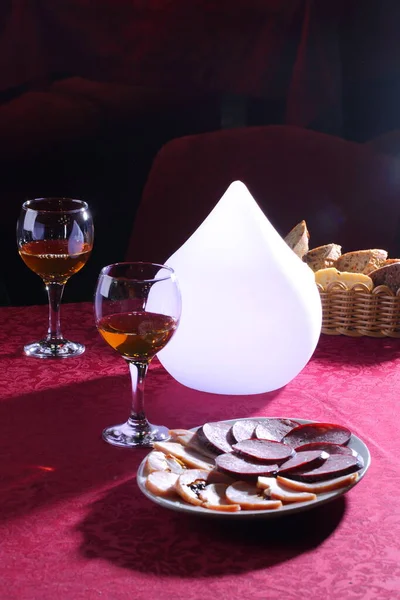 Martini Vasos Snack Lámpara Blanca Sobre Mesa — Foto de Stock