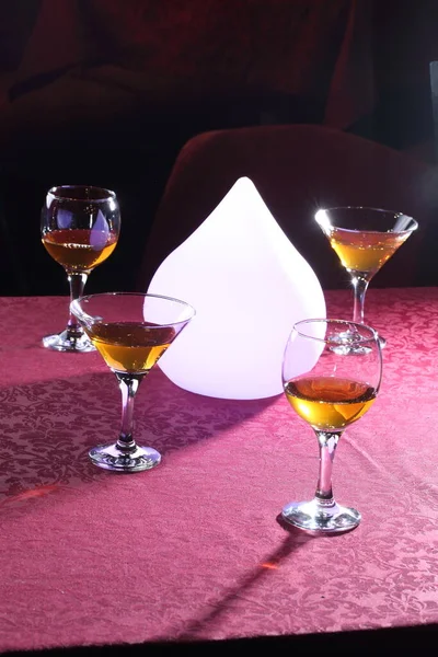 Cuatro Vasos Martini Junto Una Lámpara — Foto de Stock