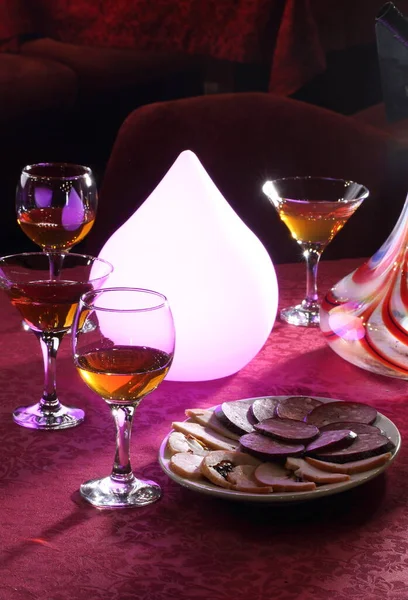 Martini Vasos Snack Lámpara Blanca Sobre Mesa — Foto de Stock