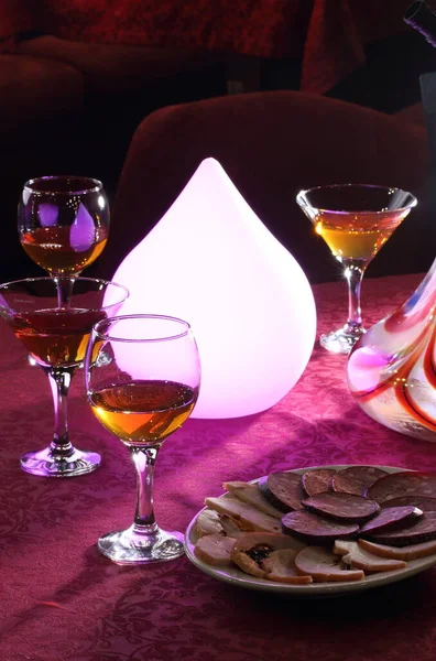 Martini Vasos Snack Lámpara Blanca Sobre Mesa — Foto de Stock