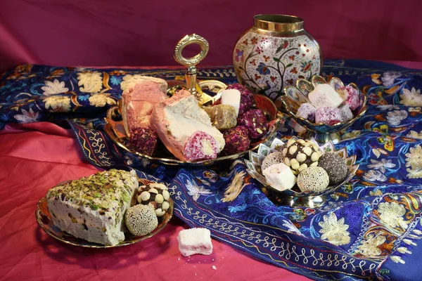 Orientalische Süßigkeiten Auf Rotem Hintergrund Kupfernen Utensilien — Stockfoto