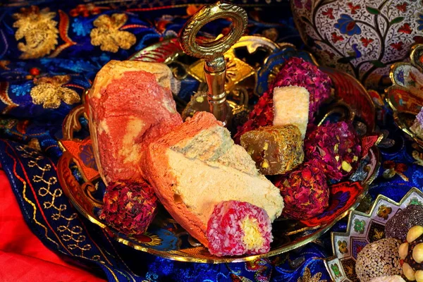 Восточные Сладости Красном Фоне Медной Посуде — стоковое фото