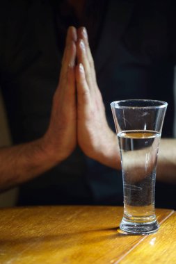 Bir bardak suyun yanında erkek dersleri. Özellikler