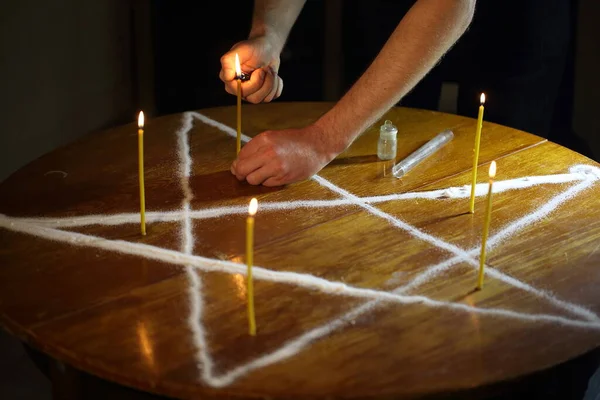 Männerhände Entzünden Eine Kerze Der Mitte Des Pentogramms — Stockfoto
