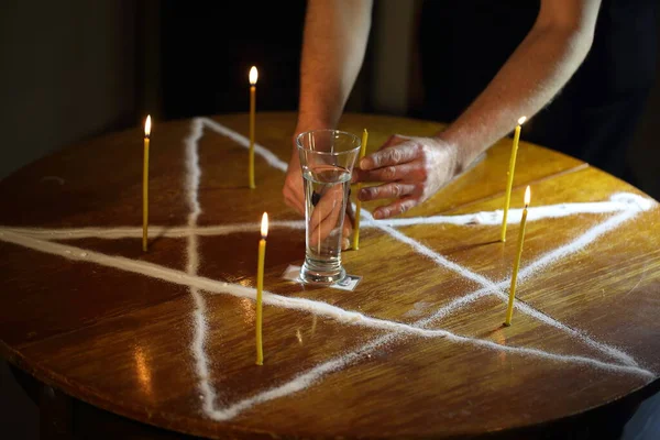 Männerhände Entzünden Eine Kerze Der Mitte Des Pentogramms — Stockfoto