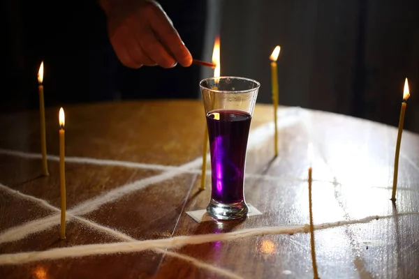 Mãos Homem Colocam Velas Ícone Pentagrama Para Adivinhar — Fotografia de Stock