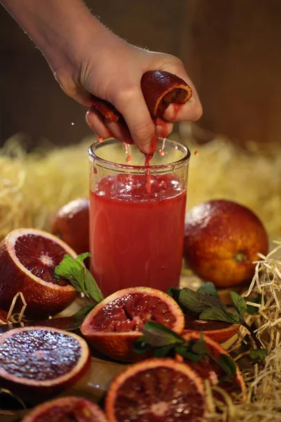 Kézzel Préseli Gyümölcslevet Egy Fél Narancs — Stock Fotó