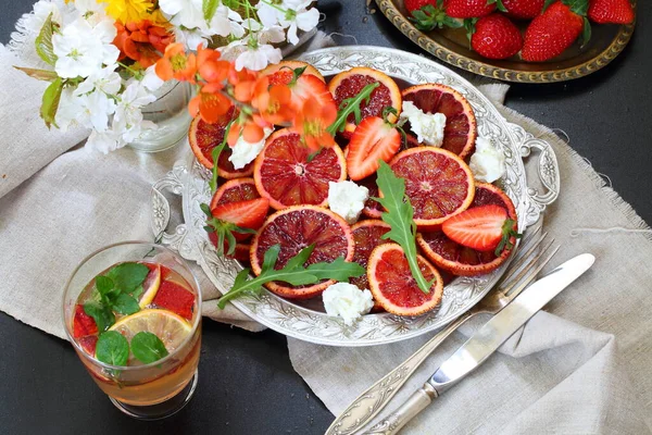 Salada Com Morangos Laranjas Rúcula Queijo Cottage — Fotografia de Stock