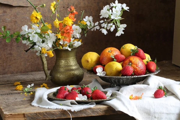 新鲜草莓和永恒的花束 — 图库照片