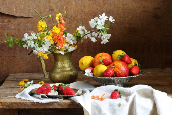 还有新鲜的草莓 水果和春天的花束 — 图库照片