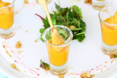 Mango soslu karides ve Arugula.