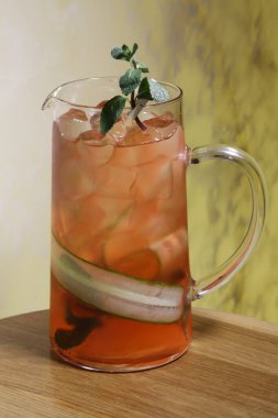 Çilekli salatalık kokteyli buruşmuş ve salatalık dilimlenmiş.