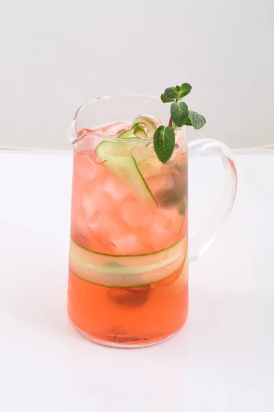 Cocktail Erdbeer Gurken Cocktail Transparenten Becher — Stockfoto