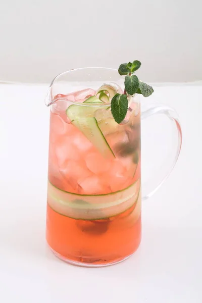 Cocktail Erdbeer Gurken Cocktail Transparenten Becher — Stockfoto