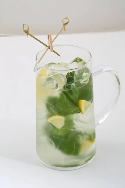 Limonade Mit Minze Zitrone Und Eis Auf Weißem Hintergrund — Stockfoto