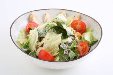 Tavuklu salata, domates, peynir, sos ve marul. Sezar salatası