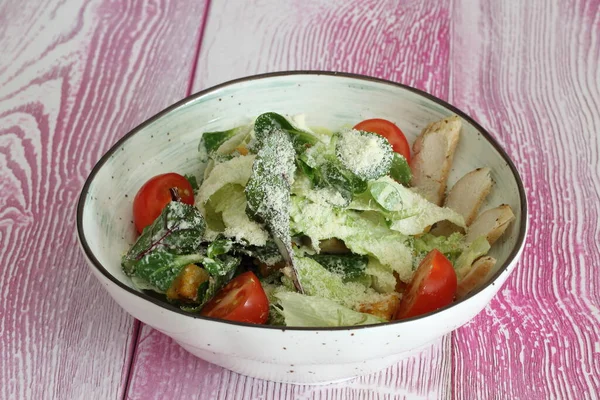 Ensalada Con Camarones Tomates Queso Salsa Lechuga Ensalada César —  Fotos de Stock