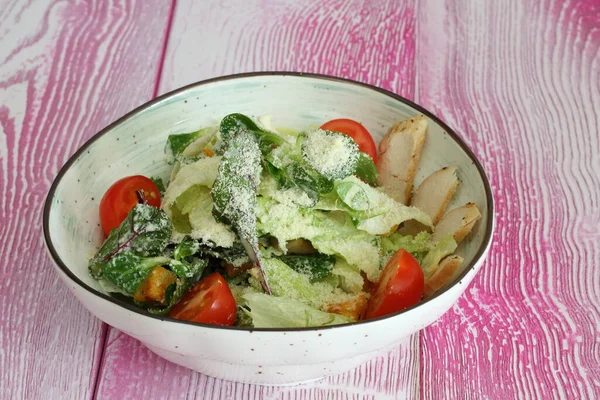 Salada Com Camarão Tomate Queijo Molho Alface Salada Caesar — Fotografia de Stock
