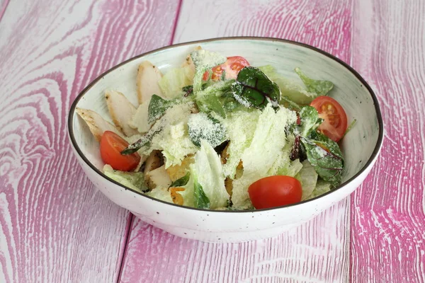 Caesarsallad Med Kyckling Caesar Sallad Vit Bakgrund — Stockfoto