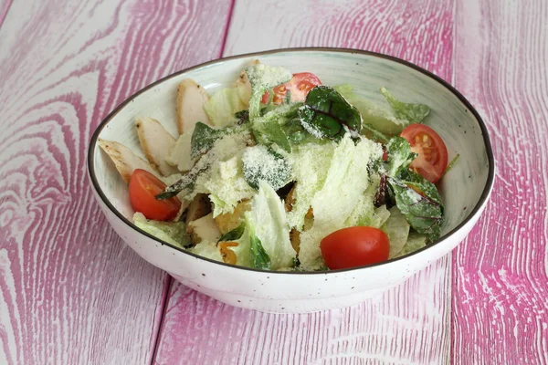 Salada Caesar Com Frango Salada Caesar Fundo Branco — Fotografia de Stock