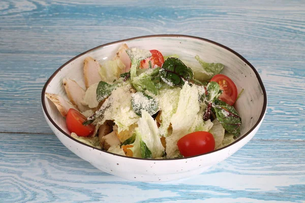 Salada Caesar Com Frango Salada Caesar Fundo Branco — Fotografia de Stock