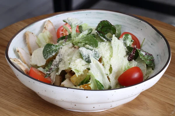 Salada Caesar Com Frango Salada Caesar Fundo Branco — Fotografia de Stock