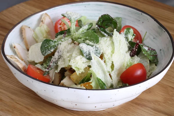 Salada Caesar Com Frango Salada Caesar Fundo Branco — Fotografia de Stock